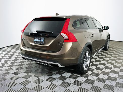 Used 2015 Volvo V60 T5 Cross Country Platinum image 7