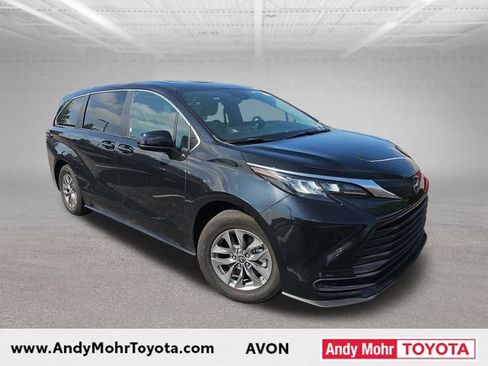 Used 2025 Toyota Sienna LE FWD image 1