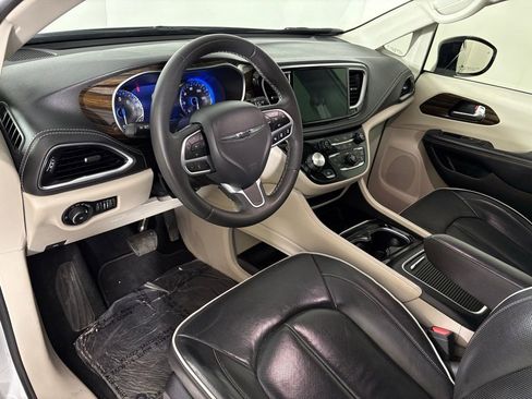 Used 2024 Chrysler Pacifica Limited image 17