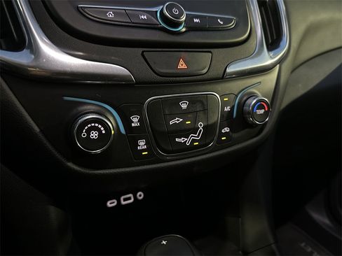 Used 2020 Chevrolet Equinox LT image 18
