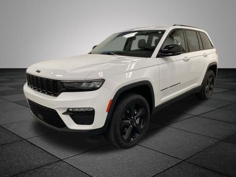 Used 2023 Jeep Grand Cherokee Limited w/ Black Appearance Package AWD/4WD image 3
