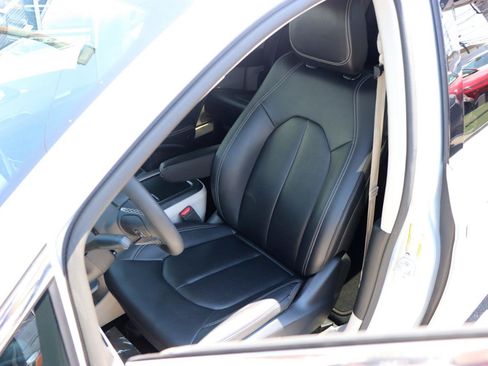 Used 2024 Chrysler Pacifica Touring-L FWD image 11
