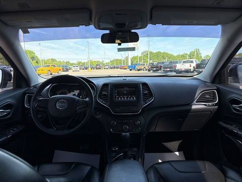 Used 2019 Jeep Cherokee Latitude Plus AWD/4WD image 16