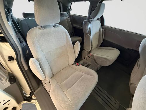 Used 2019 Toyota Sienna LE FWD image 52