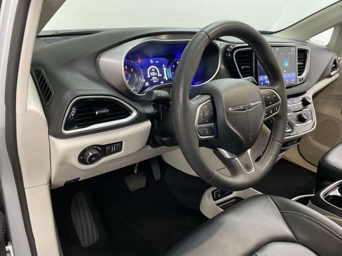 Used 2024 Chrysler Pacifica Touring-L image 2