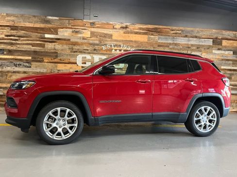 Used 2023 Jeep Compass Latitude AWD/4WD image 2