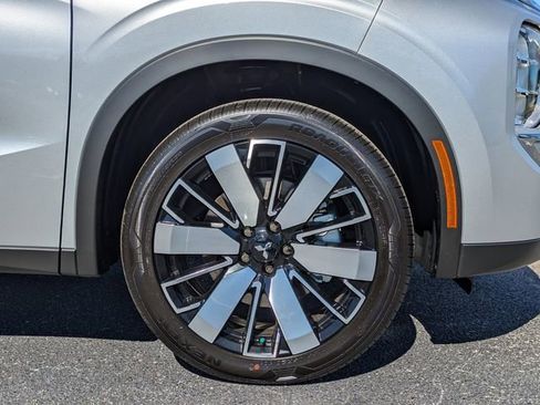 New 2025 Mitsubishi Outlander SE image 11