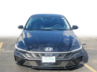 Used 2025 Hyundai Elantra SE video 2