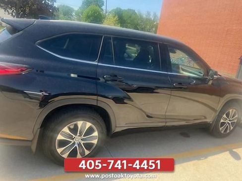Used 2022 Toyota Highlander XLE AWD/4WD image 1