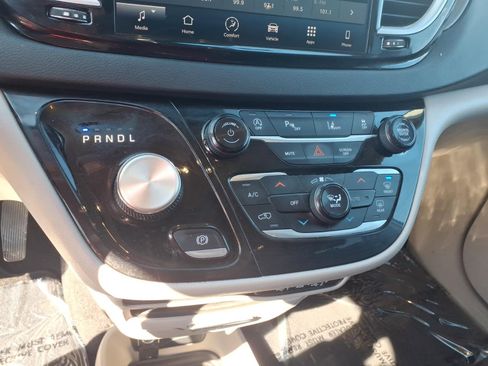 Used 2023 Chrysler Pacifica Touring-L image 15