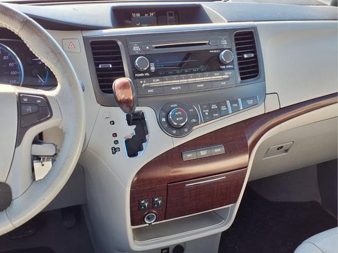 Used 2011 Toyota Sienna XLE image 5