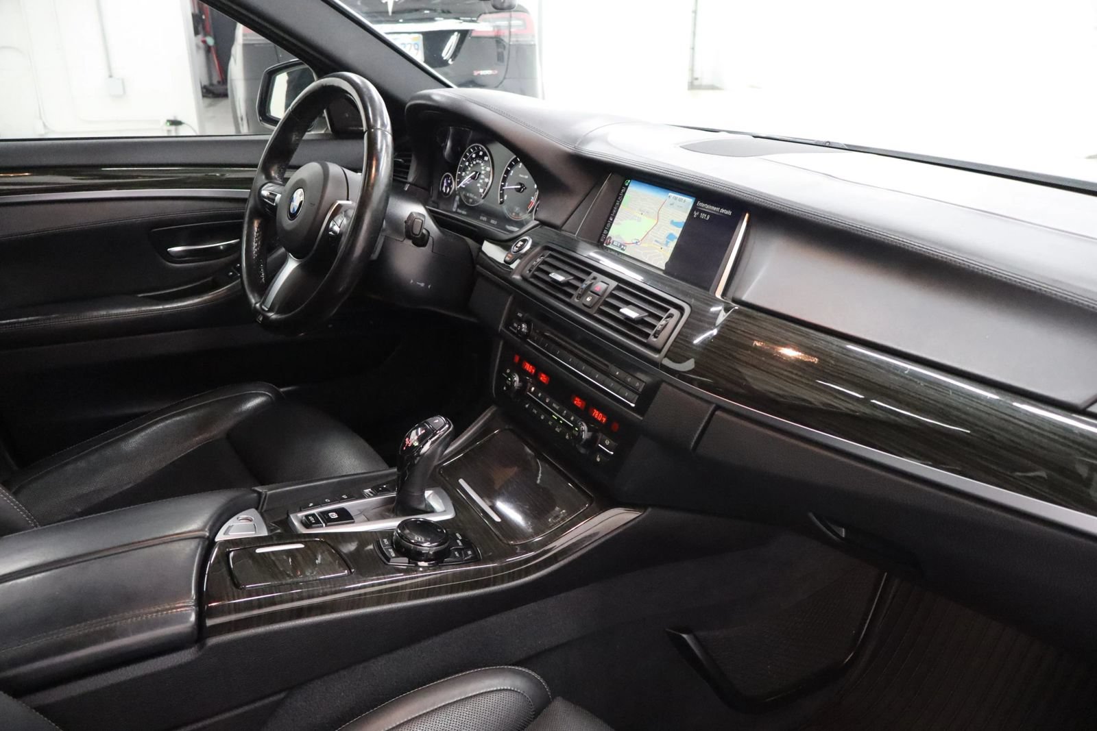 Used 2016 BMW 550i xDrive Sedan AWD/4WD image 28