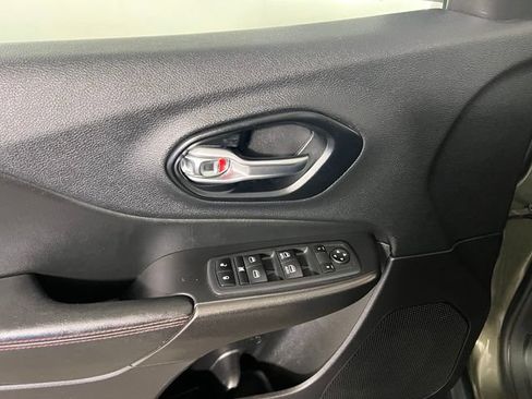 Used 2020 Jeep Cherokee Trailhawk w/ Comfort/Convenience Group AWD/4WD image 19