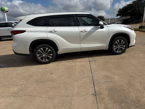 Used 2020 Toyota Highlander XLE AWD/4WD image 8