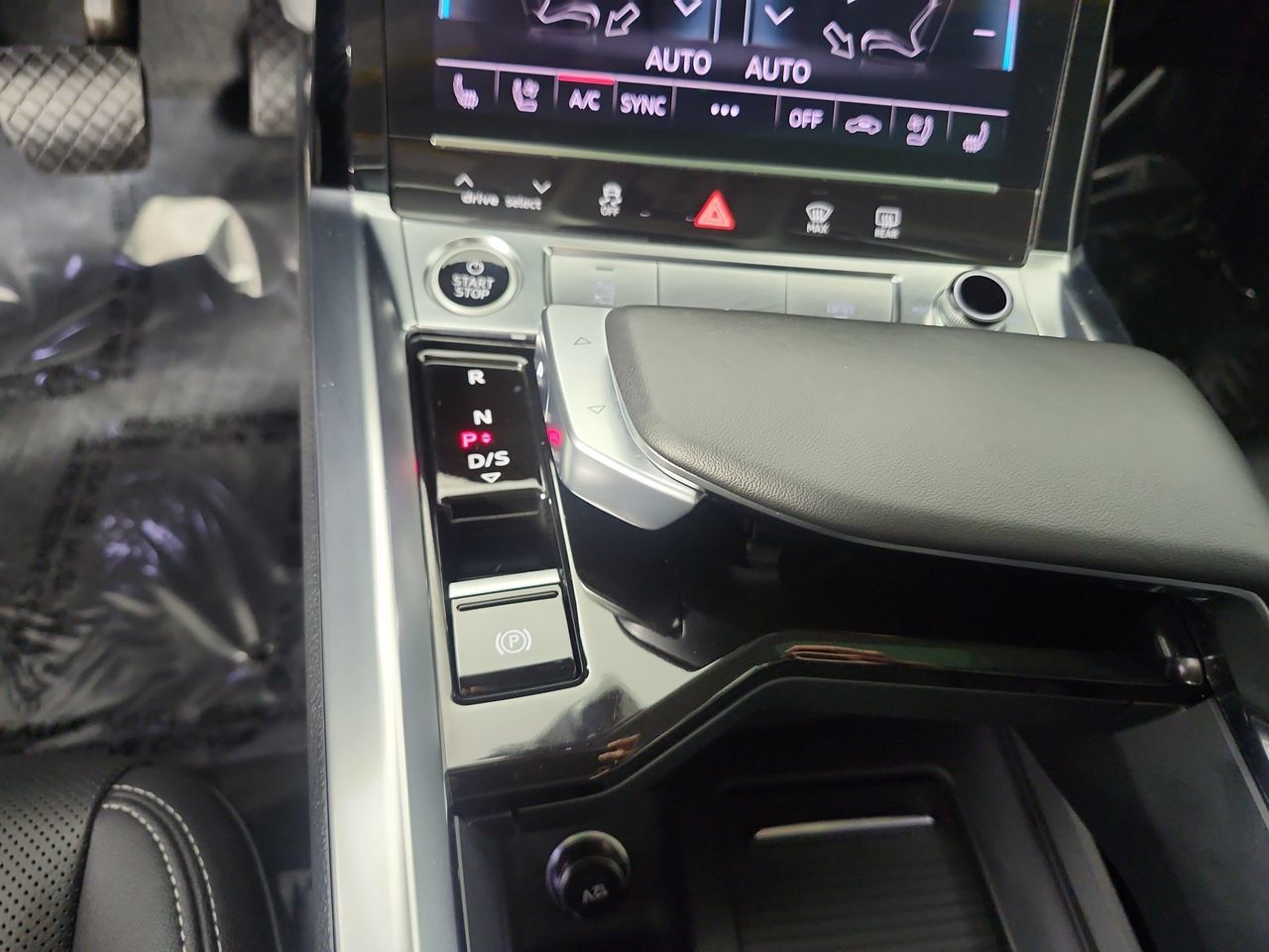 Used 2024 Audi Q8 e-tron Premium Plus w/ Premium Plus Package AWD/4WD image 24