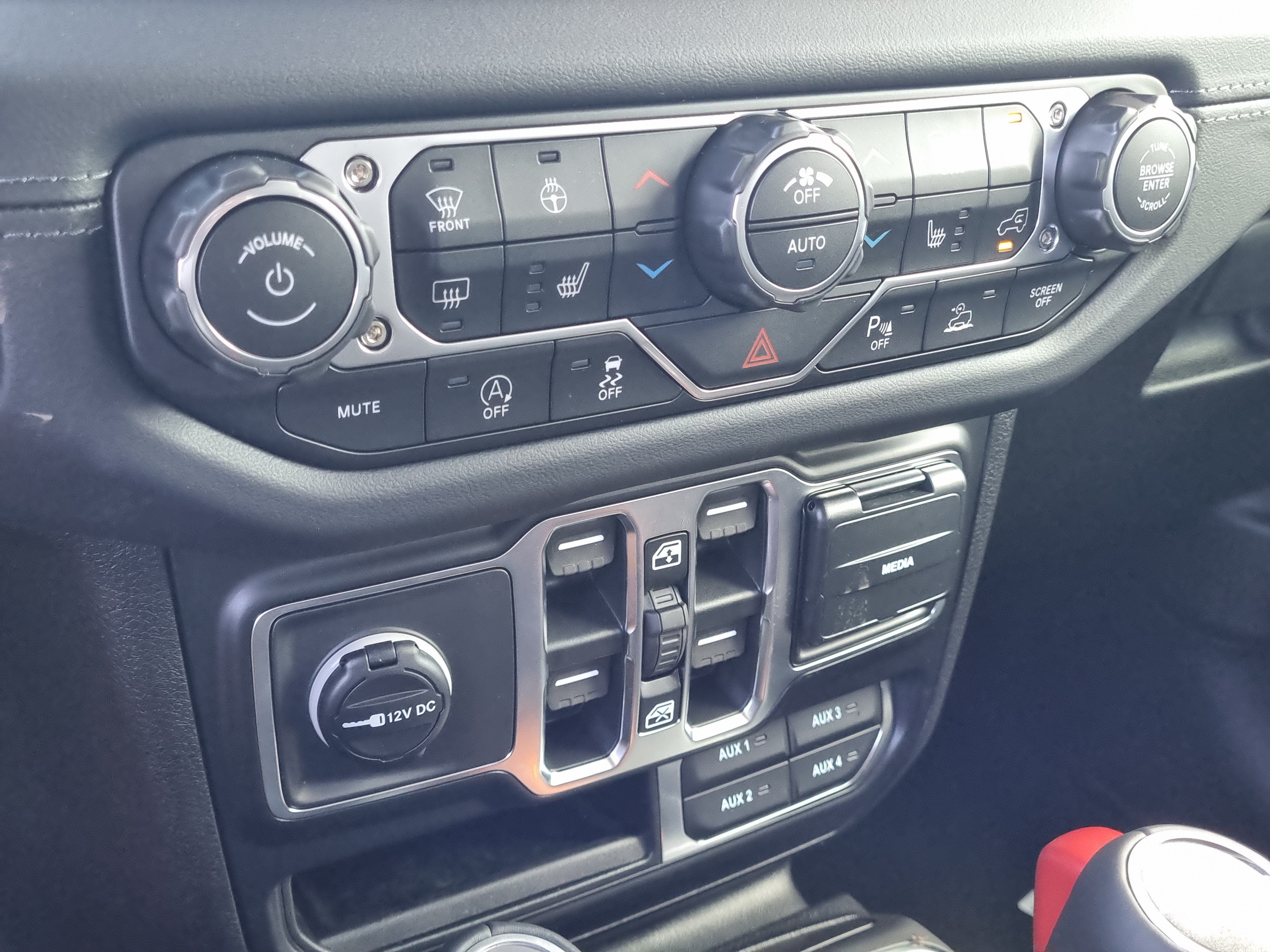 New 2026 Jeep Wrangler Unlimited Sahara AWD/4WD image 30