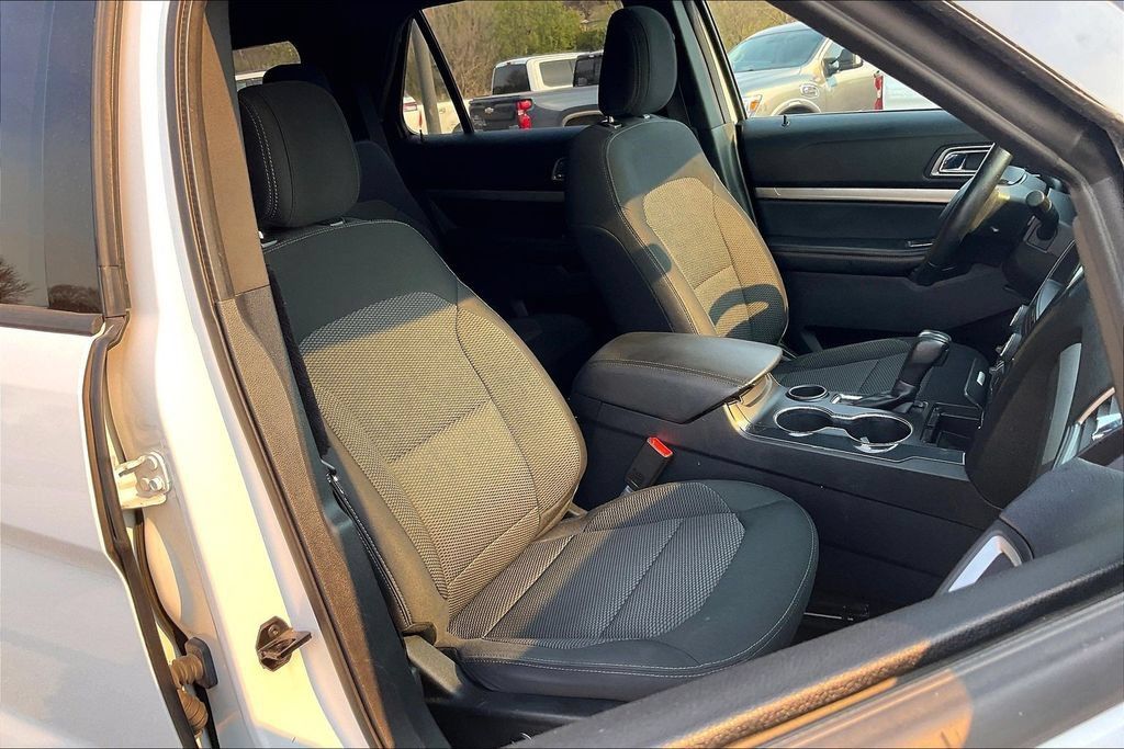 Used 2018 Ford Explorer XLT w/ Equipment Group 201A FWD image 7