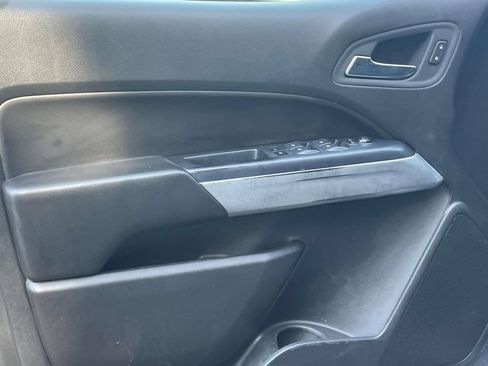 Used 2022 Chevrolet Colorado LT w/ Chrome Appearance Package AWD/4WD image 14