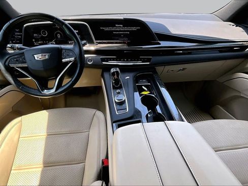 Used 2024 Cadillac Escalade Premium Luxury AWD/4WD image 16