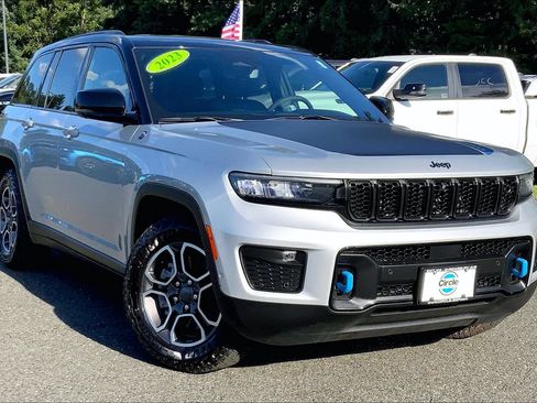 Used 2023 Jeep Grand Cherokee Trailhawk w/ Advanced Protech Group II AWD/4WD image 2