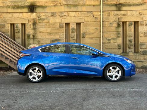 Used 2017 Chevrolet Volt LT w/ Comfort Package image 2