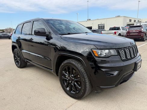 Used 2022 Jeep Grand Cherokee Laredo X image 2
