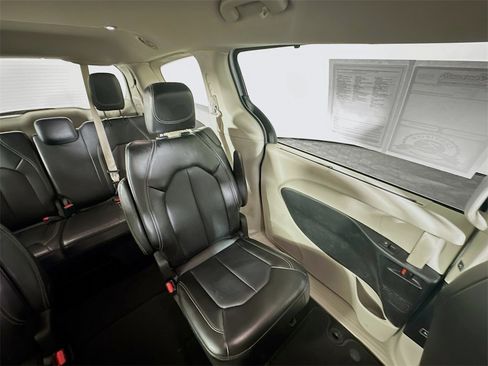 Used 2024 Chrysler Pacifica Touring-L image 14