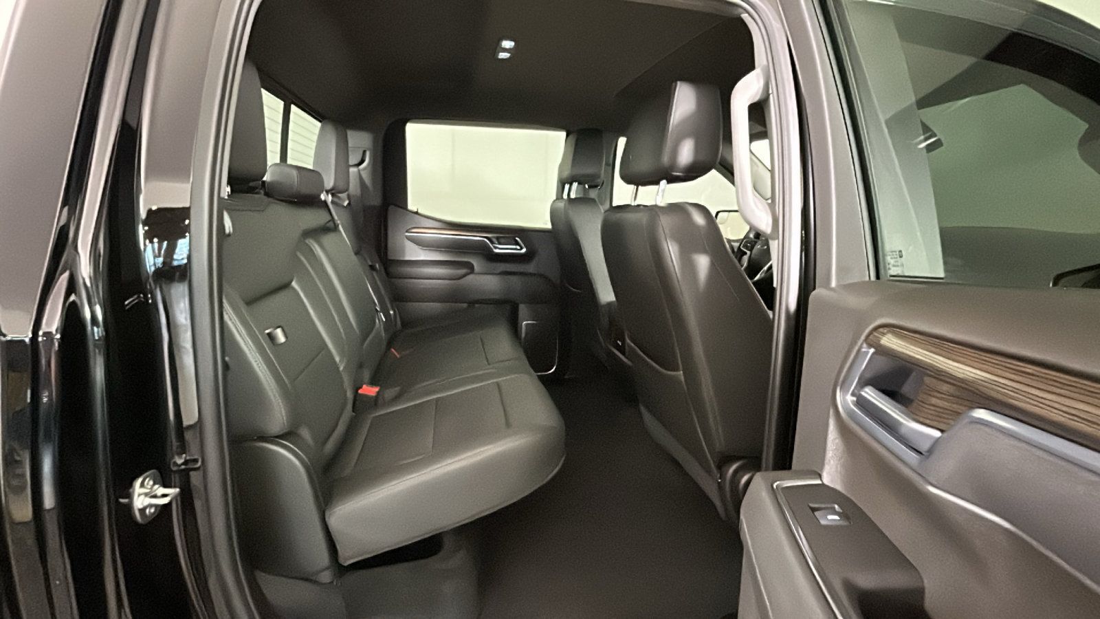 Used 2025 Chevrolet Silverado 1500 LT Trail Boss w/ Convenience Package II AWD/4WD image 34