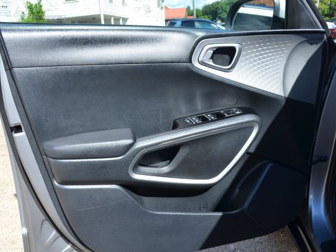 Used 2025 Kia Soul LX w/ LX Technology Package FWD image 21