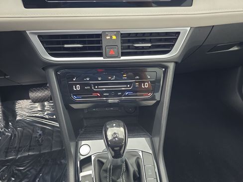 Certified 2025 Volkswagen Taos SE FWD image 24