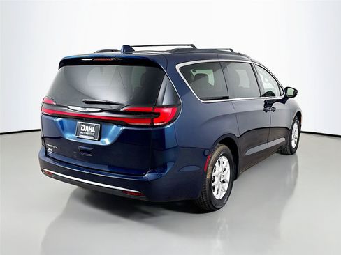 Used 2022 Chrysler Pacifica Touring-L FWD image 13
