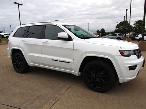 Used 2017 Jeep Grand Cherokee Altitude AWD/4WD image 3