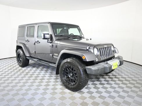 Used 2014 Jeep Wrangler Unlimited Sahara w/ Connectivity Group AWD/4WD image 9