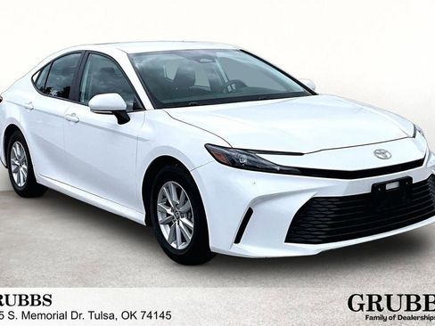 Used 2025 Toyota Camry SE FWD image 1