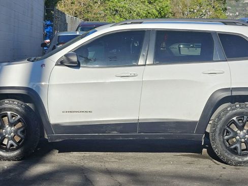 Used 2017 Jeep Cherokee Trailhawk AWD/4WD image 2