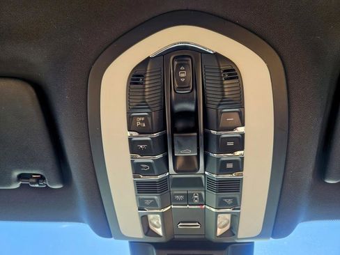 Used 2018 Porsche Macan image 23