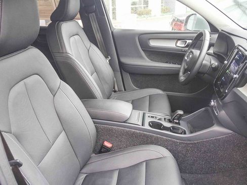 Used 2025 Volvo XC40 B5 Core image 25