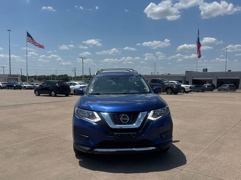 Used 2019 Nissan Rogue SV w/ Sun & Sound Touring Package FWD image 4