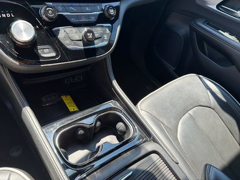 Used 2025 Chrysler Pacifica Limited FWD image 31