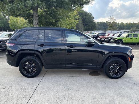 New 2025 Jeep Grand Cherokee Altitude image 8