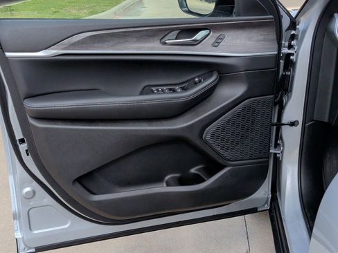 New 2025 Jeep Grand Cherokee L Limited image 11