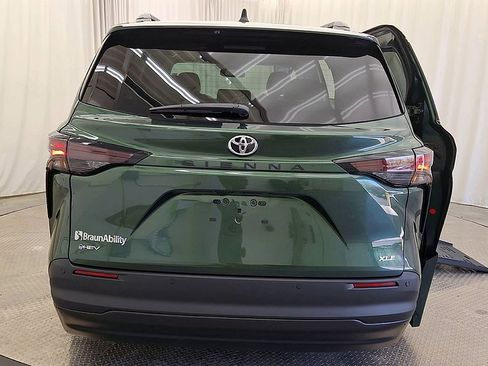 Used 2026 Toyota Sienna XLE FWD image 2