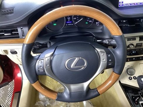 Used 2014 Lexus ES 300h image 28