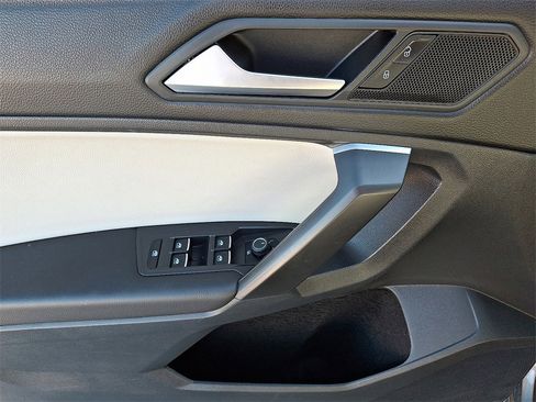 Used 2021 Volkswagen Tiguan SE image 12