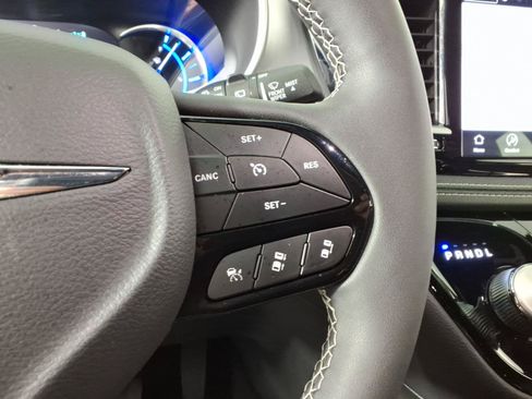 Used 2024 Chrysler Pacifica Limited FWD image 22