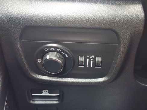 Used 2025 Jeep Grand Cherokee Laredo X RWD image 23