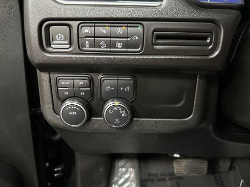 Used 2022 Chevrolet Tahoe Z71 w/ Luxury Package AWD/4WD image 32