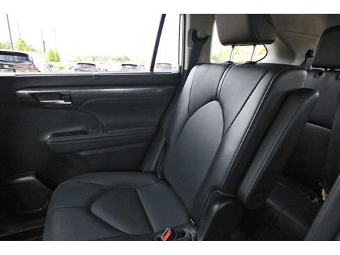 Used 2023 Toyota Highlander Limited FWD image 9