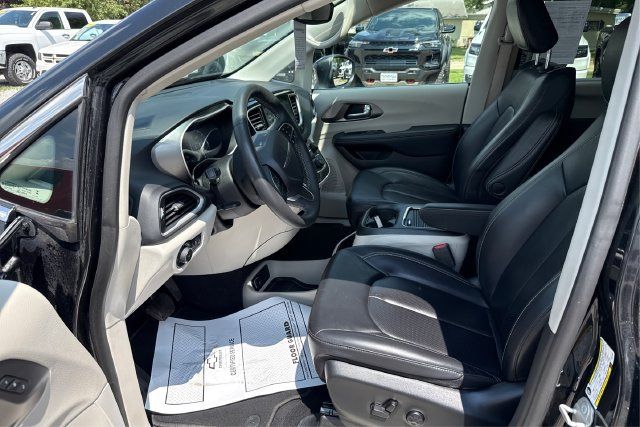 Used 2023 Chrysler Pacifica Touring-L FWD image 9