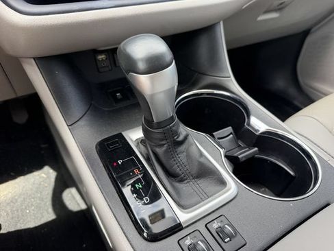 Used 2019 Toyota Highlander XLE AWD/4WD image 22